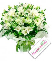 Bouquet em tons de branco: fresias, rununculos, alstromerias, folhagem